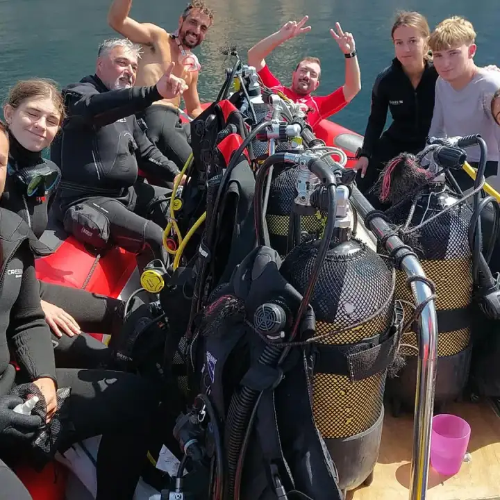 Grupo de clientes y buceadores en el barco de Buceo EspaÃ±a en La Herradura